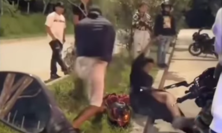 Padre reprende a su hijo tras accidente en motocicleta durante presuntos piques ilegales