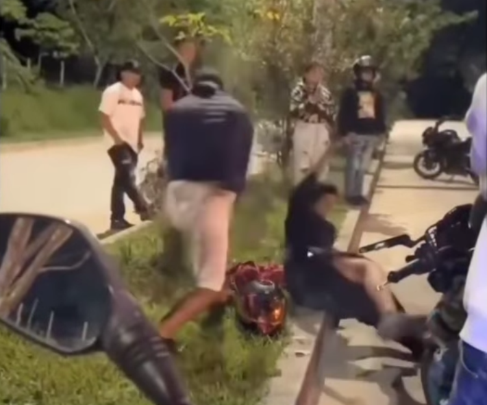 Padre reprende a su hijo tras accidente en motocicleta durante presuntos piques ilegales