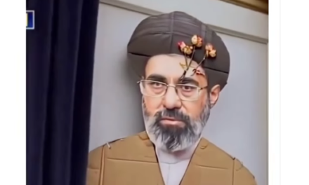 Trump se burla del nuevo ayatolá de Irán con un cuadro y dardos en la Casa Blanca