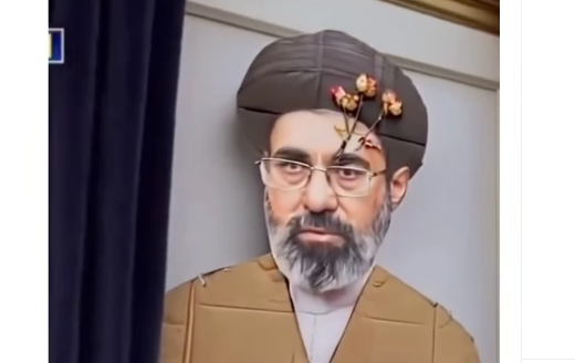 Trump se burla del nuevo ayatolá de Irán con un cuadro y dardos en la Casa Blanca