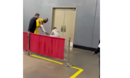 LeBron James le da lección a un niño antes de firmarle sus zapatillas