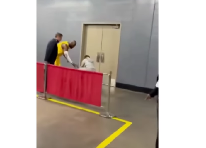 LeBron James le da lección a un niño antes de firmarle sus zapatillas