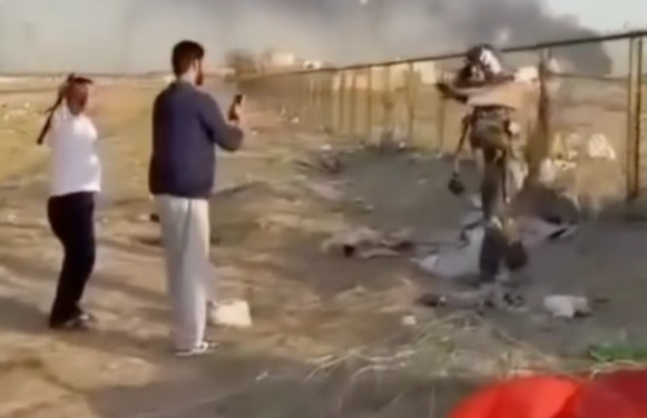Piloto de combate americano se salvó de accidente aéreo y por poco lo agreden