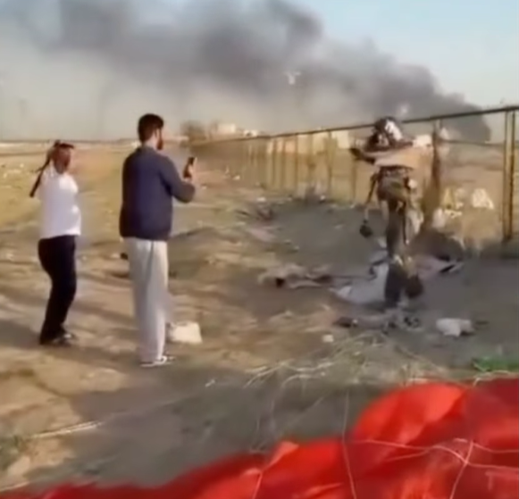 Piloto de combate americano se salvó de accidente aéreo y por poco lo agreden