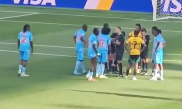 Árbitro del Junior vs Palmeiras se lesionó en repechaje mundialista y sale llorando del campo