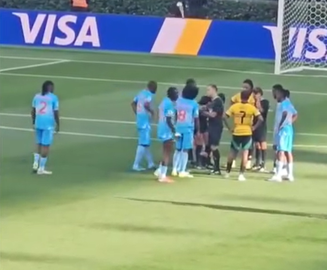 Árbitro del Junior vs Palmeiras se lesionó en repechaje mundialista y sale llorando del campo