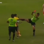 ¡ÁRBITRO RESPONDE CON “PATADA KARATECA” EN PLENO PARTIDO DE COPA PERÚ! 😱⚽