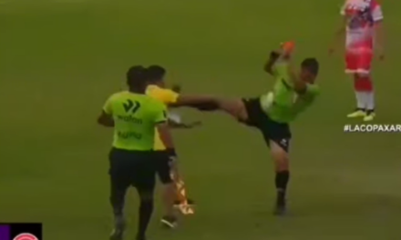 ¡ÁRBITRO RESPONDE CON “PATADA KARATECA” EN PLENO PARTIDO DE COPA PERÚ! 😱⚽