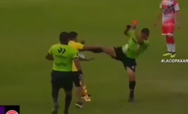 ¡ÁRBITRO RESPONDE CON “PATADA KARATECA” EN PLENO PARTIDO DE COPA PERÚ! 😱⚽