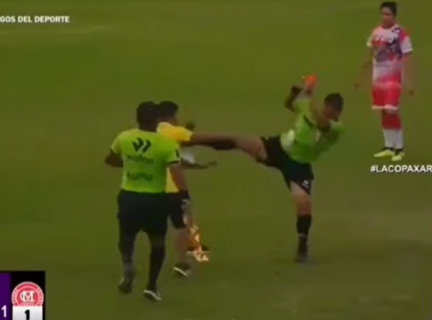 ¡ÁRBITRO RESPONDE CON “PATADA KARATECA” EN PLENO PARTIDO DE COPA PERÚ! 😱⚽