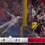 Asalto a los Marineros. Jo Adell, jardinero de Anaheim, les robó 3 jonrones en una noche .