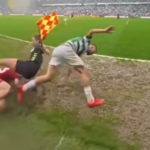 Embistió a la árbitra y ni disculpas le presentó