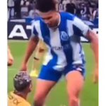 Reprochable: Escupió a su rival en