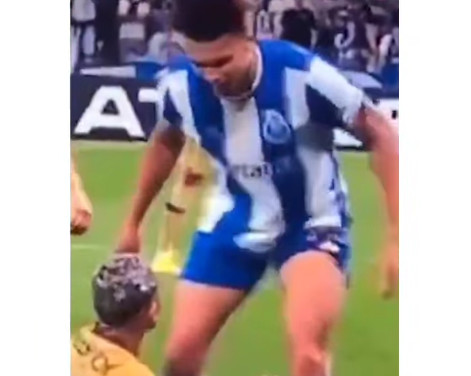 Reprochable: Escupió a su rival en