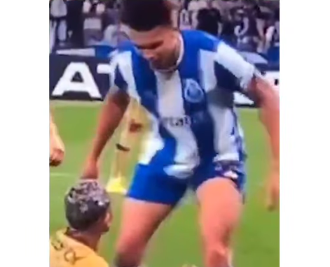 Reprochable: Escupió a su rival en