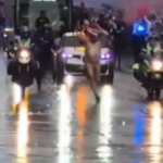 Hombre desnudo corrió delante del bus del Real Madrid