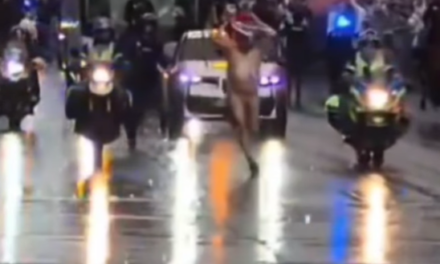 Hombre desnudo corrió delante del bus del Real Madrid