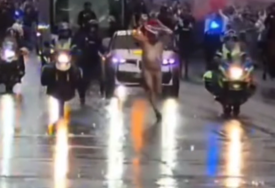 Hombre desnudo corrió delante del bus del Real Madrid