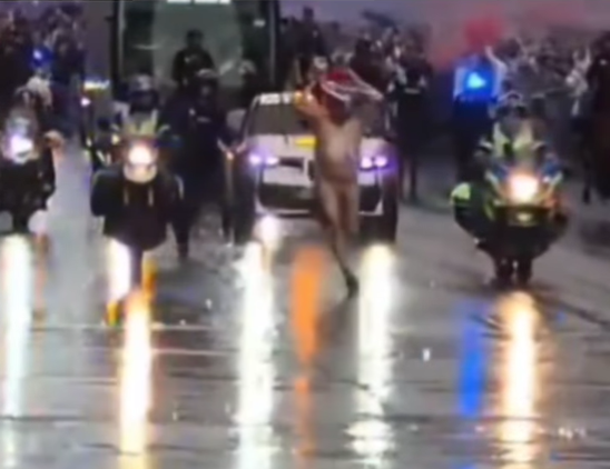 Hombre desnudo corrió delante del bus del Real Madrid