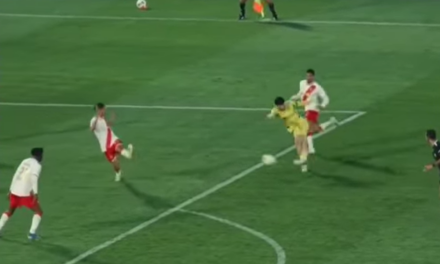 ¡Clase de golazo!: rabona de fuera del área