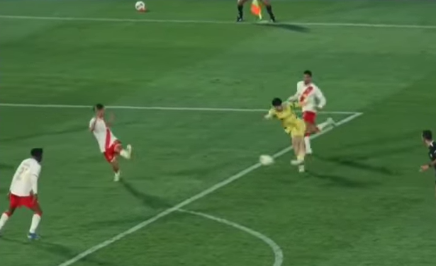 ¡Clase de golazo!: rabona de fuera del área