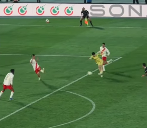 ¡Clase de golazo!: rabona de fuera del área