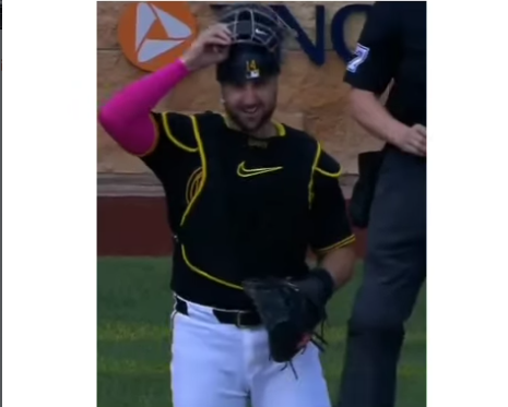 Revelaciones de género llegan a las Grandes Ligas: catcher porta  manga rosa para celebrar la bebé de su lanzador