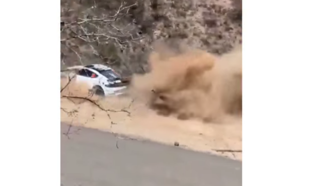 Porsche cae a un barranco en pleno rally y sus ocupantes salen ilesos