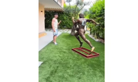 GILMOUR PRESUME A MARADONA EN SU JARDÍN