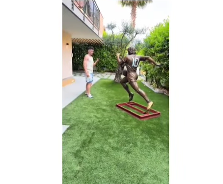GILMOUR PRESUME A MARADONA EN SU JARDÍN