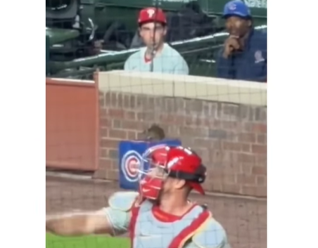 ¡INSÓLITO EN CHICAGO! UNA RATA IRRUMPE EN PLENO JUEGO EN WRIGLEY FIELD