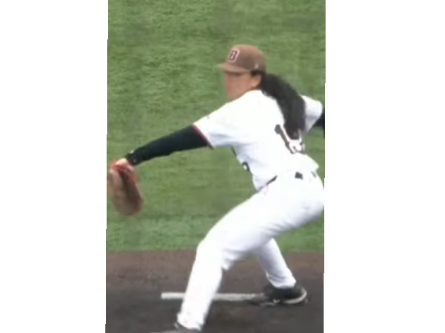 HISTÓRICO, UNA MUJER LANZÓ POR PRIMERA VEZ EN EL BEISBOL UNIVERSITARIO