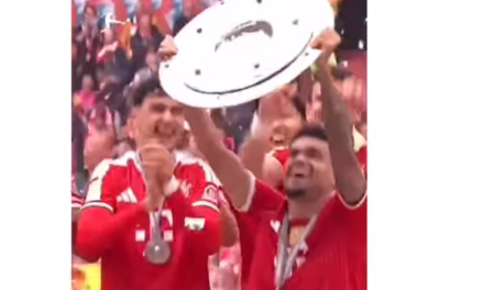 LUCHO LEVANTÓ EL TROFEO AL REVÉS… Y ALEMANIA LO AMÓ MÁS POR ESO