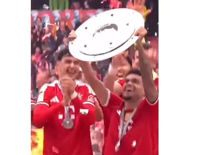 LUCHO LEVANTÓ EL TROFEO AL REVÉS… Y ALEMANIA LO AMÓ MÁS POR ESO