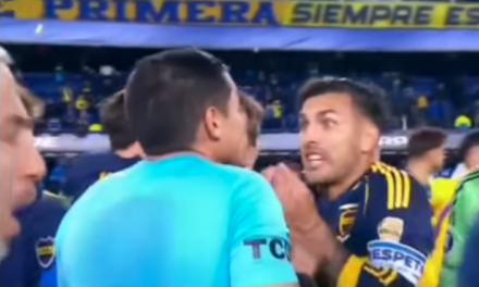 El duro reclamo de Paredes al árbitro por mano que no pitó