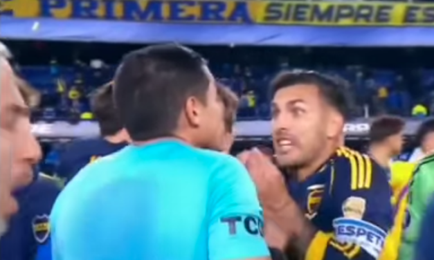 El duro reclamo de Paredes al árbitro por mano que no pitó