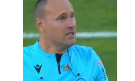 Estadio aplaude de pie a árbitro en su último partido