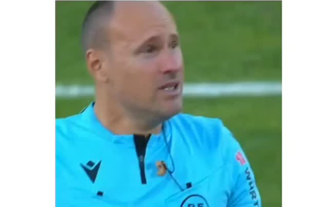 Estadio aplaude de pie a árbitro en su último partido