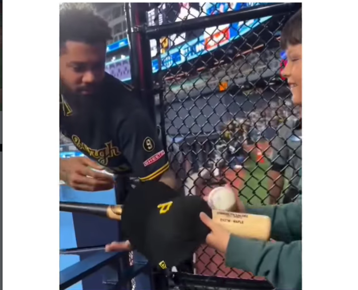 Cambió la bola de su primer HR con un hincha por bate y gorra firmada