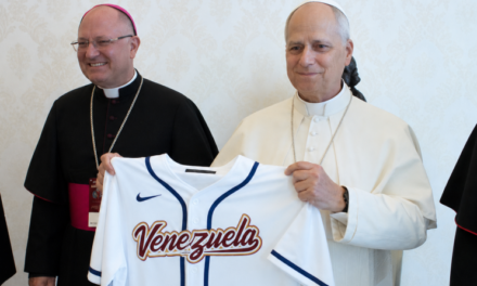 EL PAPA Y LA CAMISETA DE VENEZUELA