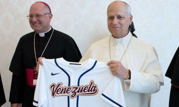 EL PAPA Y LA CAMISETA DE VENEZUELA