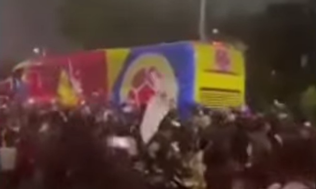 Vándalos atacan bus de la Selección Colombia