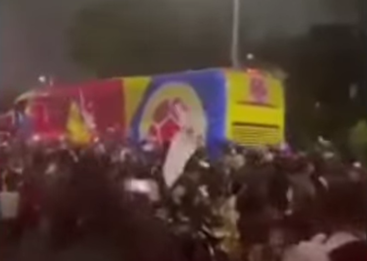 Vándalos atacan bus de la Selección Colombia