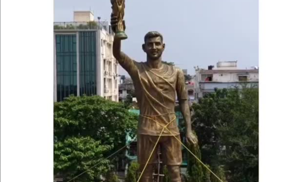Derriban la gigantesca estatua de Messi en India por riesgo de colapso
