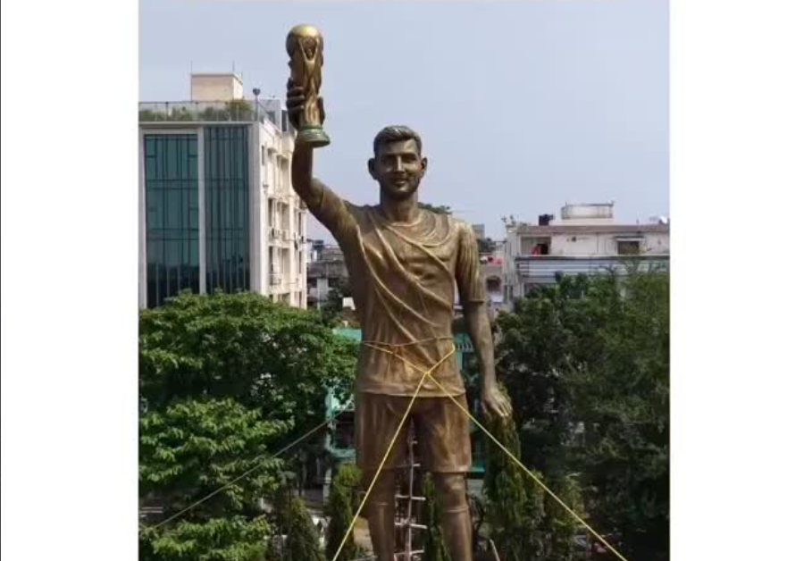 Derriban la gigantesca estatua de Messi en India por riesgo de colapso