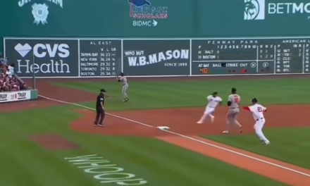 ¡Se metió demasiado en la jugada! El coach de tercera de Boston protagonizó un momento viral