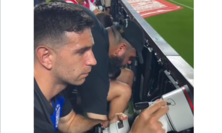 ¡El Dibu cambió los guantes por una cámara! La curiosa imagen que dejó con Argentina