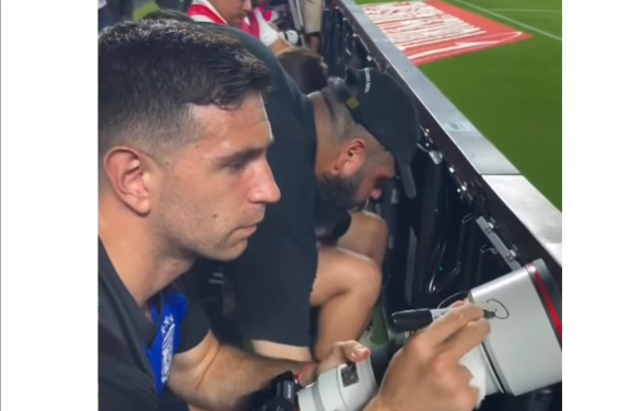 ¡El Dibu cambió los guantes por una cámara! La curiosa imagen que dejó con Argentina