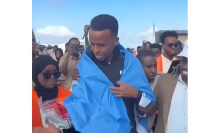 Omar Artan volvió a Somalia como un héroe tras quedar sin entrar a USA