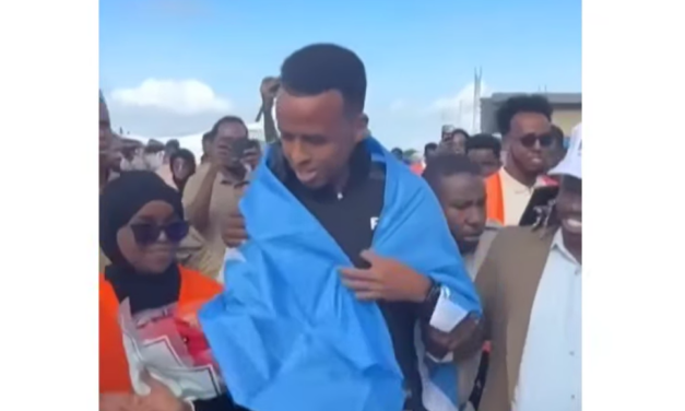 Omar Artan volvió a Somalia como un héroe tras quedar sin entrar a USA